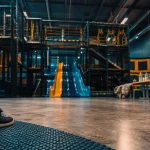 Salle de jeux indoor : terrain d’aventure pour enfants, labyrinthe et toboggan