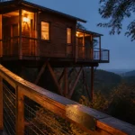 Cabane perchée occitanie : terrasse suspendue en forêt, jacuzzi au crépuscule