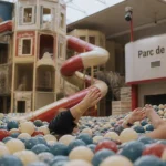 Planète Joumi parc de jeux couvert à Blain : piscine de balles géante