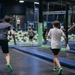 Trampoline parc intérieur : enfants qui sautent