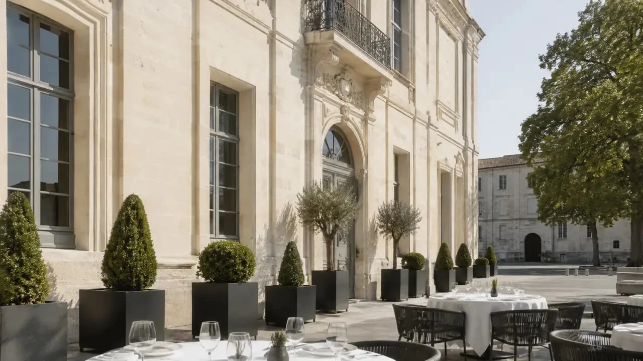 Restaurants Pourcel Montpellier : façade du Jardin des Sens à l’Hôtel Richer de Belleval
