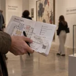 Musées Montpellier : main avec plan dans un musée